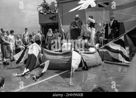 Cérémonie de traversée de la ligne à la Cour de Neptune sur le destroyer de la Marine royale HMS York qui a traversé l'équateur en 1986 dans l'océan Indien Banque D'Images