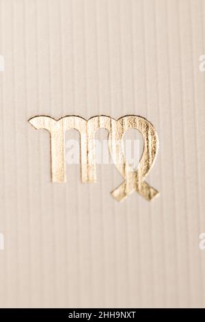 Gros plan horoscope signe du symbole du zodiaque en feuille d'or représentant la constellation de la Vierge Banque D'Images