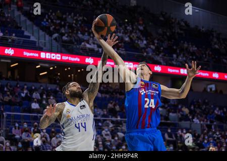 Madrid, Madrid, Espagne.23rd janvier 2022.Jeffery Taylor (L) et Kyle Kuric (R) lors de la victoire du FC Barcelone sur le Real Madrid 75 -85 en Liga Endesa saison régulière (jour 16) célébrée à Madrid (Espagne) au Centre Wizink.Janvier 23th 2022.(Credit image: © Juan Carlos García Mate/Pacific Press via ZUMA Press Wire) Banque D'Images