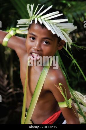 Une jeune danseuse traditionnelle sur l'île de Yap, une île située dans les îles Caroline de l'ouest de l'océan Pacifique, une partie de la fédérée S. Banque D'Images