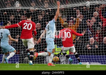 Manchester, Royaume-Uni.22nd janvier 2022.Marcus Rashford, de Manchester United, marque le premier but de son équipe lors du match de la Premier League à Old Trafford, Manchester, Royaume-Uni.Date de la photo: Samedi 22 janvier 2022.Crédit photo devrait se lire: Anthony Devlin crédit: Anthony Devlin/Alamy Live News Banque D'Images