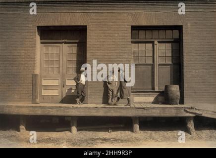 Trois jeunes travailleurs de Hughes Brothers Candy Factory, Dallas, Texas, États-Unis, Lewis Hine,Comité national du travail des enfants, octobre 1913 Banque D'Images