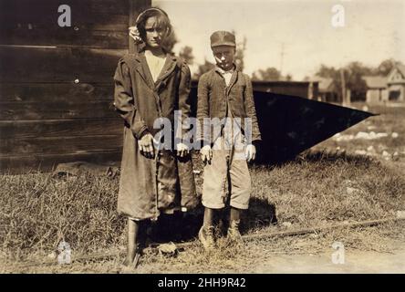 Fille de 15 ans, une travailleuse de textile, avec un frère de 12 ans qui l'aide dans son travail, Dallas, Texas, États-Unis, Lewis Hine,Comité national du travail des enfants, octobre 1913 Banque D'Images