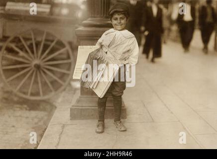 Young Newsboy, Dallas, Texas, États-Unis, Lewis Hine,Comité national du travail des enfants, octobre 1913 Banque D'Images