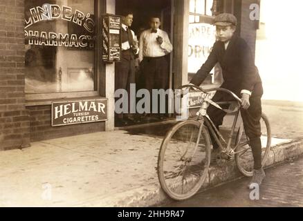 Garçon de 15 ans travaillant de 8:00am à 8:00pm en tant que liveur pour Linder's Pharmacy, Dallas, Texas, États-Unis, Lewis Hine,Comité national du travail des enfants, octobre 1913 Banque D'Images