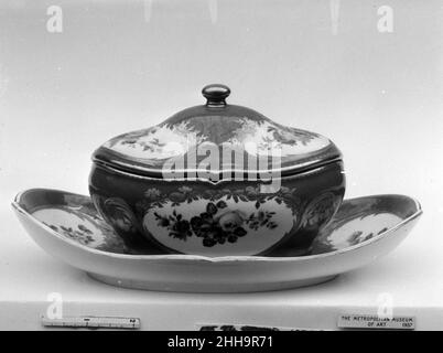 Bol à sucre (un de quatre) (faisant partie d'un service) ca.1767 Manufabrique de Sèvres Français.Bol à sucre (un sur quatre) (faisant partie d'un service).Français, Sèvres. CA.1767. Porcelaine tendre.Céramique-porcelaine Banque D'Images