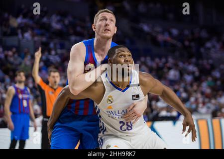 Madrid, Madrid, Espagne.23rd janvier 2022.Rolands Smits (L) et Guerschon Yabusele (R) lors de la victoire du FC Barcelone sur le Real Madrid 75 -85 en Liga Endesa saison régulière (jour 16) célébrée à Madrid (Espagne) au Centre Wizink.Janvier 23th 2022.(Credit image: © Juan Carlos García Mate/Pacific Press via ZUMA Press Wire) Banque D'Images