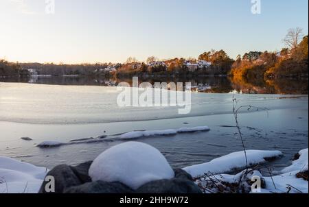 Partiellement gelé Cary Lake Park en Caroline du Nord par une journée froide d'hiver pendant l'heure d'or Banque D'Images