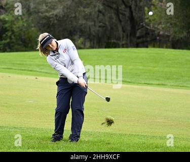 Orlando, États-Unis.23rd janvier 2022.Brooke Henderson du Canada a pris une photo d'approche sur le neuvième fairway au cours de la dernière partie du tournoi de champions de Grand Vacations Hilton LPGA 2022 au Lake Nona Golf and Country Club à Orlando, en Floride, le dimanche 23 janvier 2022.Photo de Joe Marino/UPI crédit: UPI/Alay Live News Banque D'Images