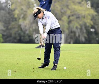 Orlando, États-Unis.23rd janvier 2022.Brooke Henderson du Canada a pris une photo d'approche sur le neuvième fairway au cours de la dernière partie du tournoi de champions de Grand Vacations Hilton LPGA 2022 au Lake Nona Golf and Country Club à Orlando, en Floride, le dimanche 23 janvier 2022.Photo de Joe Marino/UPI crédit: UPI/Alay Live News Banque D'Images