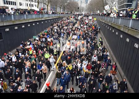 Bruxelles, Belgique.23rd janvier 2022.Des milliers de personnes de toute l'Europe sont venues à Bruxelles pour protester contre les restrictions de Covid-19 telles que le code QR, les vaccinations obligatoires, Pass sanitaire et le confinement à Bruxelles, Belgique,Le 23 2022 janvier, la manifestation a été organisée par des groupes tels que la manifestation mondiale pour la liberté et les Européens Unis pour la liberté.À la fin, des violences ont éclaté alors que la police anti-émeutes s'est affrontée avec des manifestants.Des canons à eau et des gaz de tareon ont été utilisés.(Photo de Teun Voeten/Sipa USA) crédit: SIPA USA/Alay Live News Banque D'Images