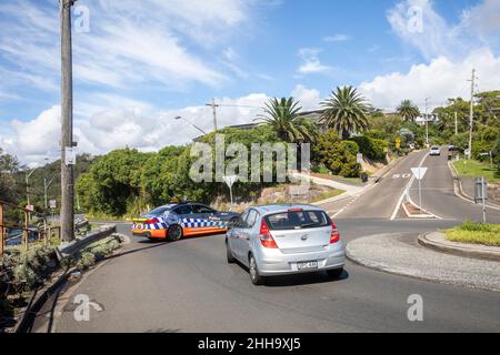 La patrouille de la police de Nouvelle-Galles du Sud bloque une route à la sortie du rond-point bilgola en raison d'un grave incident de circulation, Avalon, Sydney, Australie Banque D'Images