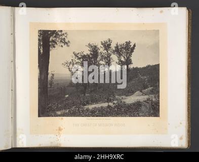 The Crest of Mission Ridge 1860s George N. Barnard American.Le Crest de Mission Ridge.George N. Barnard (américain, 1819–1902).1860s.Impression argentée à partir de négatif en verre.Photographies Banque D'Images