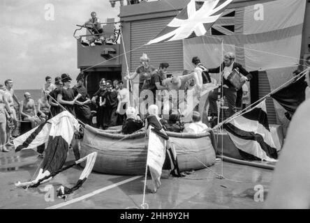 La cour du roi Neptune sur le destroyer de type 42 HMS York alors qu'elle traverse l'équateur en 1986 Banque D'Images