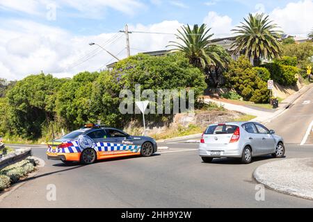 La patrouille de la police de Nouvelle-Galles du Sud bloque une route à la sortie du rond-point bilgola en raison d'un grave incident de circulation, Avalon, Sydney, Australie Banque D'Images