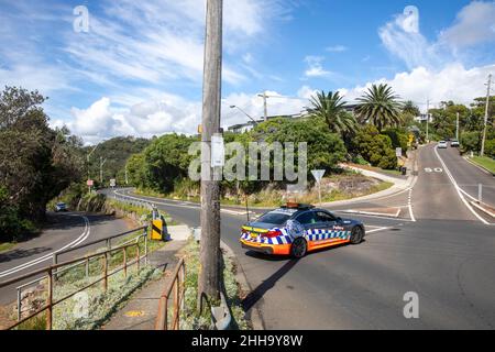 La patrouille de la police de Nouvelle-Galles du Sud bloque une route à la sortie du rond-point bilgola en raison d'un grave incident de circulation, Avalon, Sydney, Australie Banque D'Images