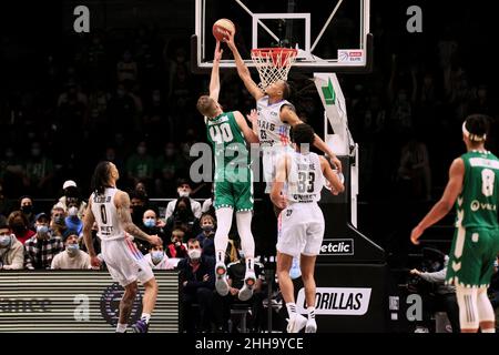 Luke FISCHER (40) de Nanterre 92 bloqué par Juhann BEGARIN (23) de Paris Basketball pendant le championnat français, BetClic Elite Basketball match entre Paris Basketball et Nanterre 92 le 23 janvier 2022 à Halle Georges Carpentier à Paris, France - photo Ann-Dee Lamour / CDP MEDIA / DPPI Banque D'Images