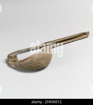 Péroné de type bateau 8th–6th Century B.C. italique l'arc est creux et ouvert sur son dessous.La surface extérieure est décorée de lignes incisées.Péroné, type en forme de bateau.Italique.8th–6th siècle C.-B..Bronze.Bronzes Banque D'Images