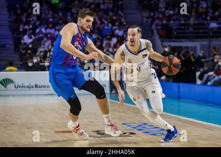 Madrid, Madrid, Espagne.23rd janvier 2022.Sergi Martinez (L) et Thomas Heurtel (R) lors de la victoire du FC Barcelone sur le Real Madrid 75 -85 en Liga Endesa saison régulière (jour 16) célébrée à Madrid (Espagne) au Centre Wizink.Janvier 23th 2022.(Credit image: © Juan Carlos García Mate/Pacific Press via ZUMA Press Wire) Banque D'Images