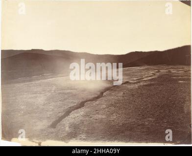 Fissure vent à Steamboat Springs, Nevada 1867 Timothy H. O'Sullivan américain, né Irlande pour certaines des photographies les plus fascinantes faites à des fins apparemment documentaires, nous n'avons que des indices pour élucider l'intention originale.Cette photo a été publiée sous les titres « Team Rising from a Fissure Near Virginia City, Nevada » et « Ruby Valley, Nevada ; » Clarence King l'a intitulé comme mentionné ci-dessus.Aucun des titres ne clarifie le mystère de l'image.Certes, la figure obscure est au bord d'un abîme, mais il n'est pas clair s'il doit être avalé par lui ou s'il vient de s'en lever.Peut-être le poin Banque D'Images