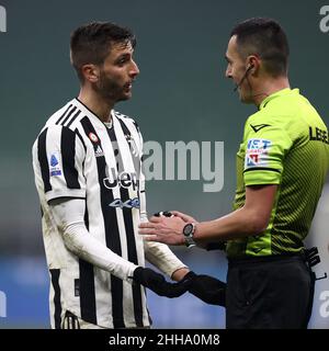 Milan, Italie.23rd janvier 2022.Rodrigo Bentancur (Juventus FC) parle à l'arbitre Marco Di Bello lors de l'AC Milan contre Juventus FC, le football italien série A match à Milan, Italie, janvier 23 2022 crédit: Agence de photo indépendante/Alay Live News Banque D'Images