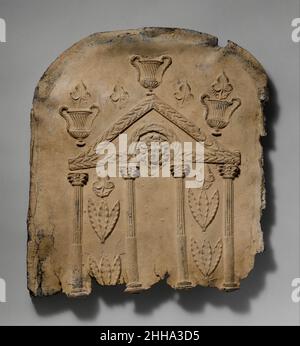 Couvercle et panneaux d'extrémité d'un sarcophage de plomb fin 2nd–mi-3rd siècle A.D. Roman ce cercueil a été attribué à un atelier chez Tyr sur la base de ses éléments décoratifs et le fait que les deux panneaux d'extrémité ont des conceptions différentesune façade de temple, et l'autre un motif d'étoiles de rosettes.Les motifs ont été impressionnés par les timbres, souvent utilisés à plusieurs reprises.Bien que tout le sarcophage (à l'exception de sa base) ait survécu, le plomb est maintenant trop fragile et trop délicat pour permettre une reconstruction complète.Couvercle et panneaux d'extrémité d'un sarcophage en plomb 255208 Banque D'Images