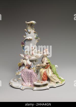 Couple turc au café ca.1775–80 Nymphenburg Porcelain Manufactory la popularité du thé, du café et du chocolat chaud en Europe du XVIIIe siècle se reflète dans l'importance avec laquelle ces boissons sont représentées dans les groupes de figurales de porcelaine.Dans cet exemple, un couple portant une « robe turque » est assis devant une table sur laquelle une cafetière, deux tasses et soucoupes, et un tuyau sont disposés au centre.Les costumes turcs font allusion à la forte identification du café avec le proche-Orient, bien que les récipients de café miniatures utilisés par le couple sont européens dans la forme et la décoration.Turc Banque D'Images