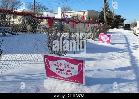 Suivez les panneaux Science Unmask the Kids dans la neige à Morton Grove, Illinois avec des cœurs de Saint-Valentin Banque D'Images