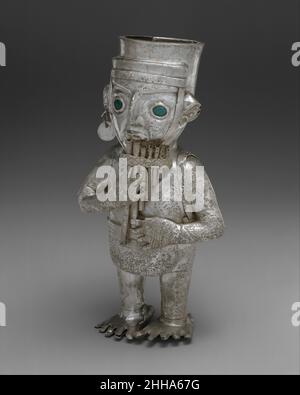 Panpiper navire 14th–15th Century Chimú fait de nombreux morceaux de feuille d'argent pré-forme séparés joints par soudure, ce navire engageant en forme d'homme jouant un panpipe est quintessence andin.Il est habillé d'une tunique et d'un chiffon et porte un petit sac sur son épaule.Le motif zigzag et les motifs de pas-de-pied ciselé et stipulés sur ses vêtements se trouvent sur les textiles réels qui survivent à partir du moment où le bateau a été fait.L'homme porte également une casquette et des boucles d'oreilles (on en manque maintenant).Des navires élaborés comme celui-ci, qui ont souvent une courte section découpée au bord pour verser, ont été Banque D'Images