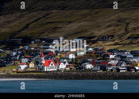 Une belle église blanche et rouge dans un petit village des îles Féroé. Banque D'Images
