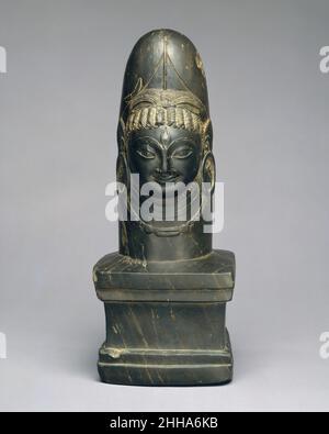 Linga avec le visage de Shiva (Ekamukhalinga) 7th siècle Inde (Jammu et Cachemire, ancien royaume du Cachemire) Shiva manifeste dans la forme humaine émergeant de la tige linga est une représentation célébrée du dieu qui est monté à l'importance dans le nord de l'Inde au cours du cinquième siècle.Dans ce rendu magistral, le beau visage donne un aspect doux à cette divinité complexe; il affiche le troisième œil de la sagesse suprême, porte de grandes boules d'oreille, et ses cheveux ondulés sont dessinés dans un chignon à double boucle décoré d'un croissant de lune, son motif caractéristique.Les lignes incisées définissent les glandes phalliques.Linga avec Banque D'Images