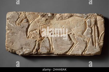 Chevaux attelés à un Chariot ca.1353–1336 C.-B. Nouveau Royaume, période Amarna de nombreuses représentations de chars tirés par des chevaux sont incluses dans les scènes officielles d'Amarna.Le roi et la reine sont tous deux montrés en se conduisant dans ce qui semble être un trait fou au Grand Temple, leurs préposés se faisant courir derrière.À sa manière, l'arrivée par char, de l'avis de la population, constitue une sorte de procession qui remplace les processions d'images divines dans la religion égyptienne traditionnelle.Tout au long de l'histoire égyptienne, les artistes ont pris grand soin de représenter les animaux, une tradition qui a été continuée et Banque D'Images