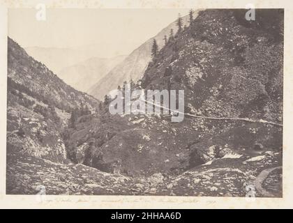 Gorge d'Astos, levier en revenant du lac d'Oo, Luchon 1853 Joseph Vigier Français à l'été 1853, le vicomte Vigier a passé deux mois à photographier dans les Pyrénées.Il avait appris le processus de papier ciré de Gustave le Gray mais préférait la technique originale de Talbot pour ses forts contrastes de lumière et d'obscurité.Quand Vigier a exposé ses vues à Londres et Paris en L854, ils ont été très acclamé.Ces premières photos des Pyrénées ont fait appel au goût anglais pour le sublime et au tempérament romantique français.Gorge d'Astos, levier en revenant du lac d'Oo, Luchon 289471 Banque D'Images