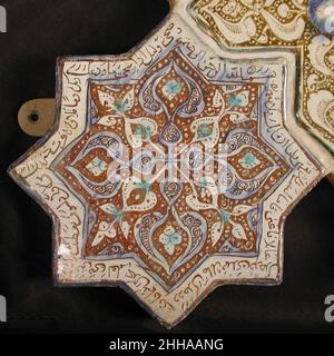 Carreau en forme d'étoile 13th–14th siècle ce carreau en forme d'étoile à huit pointes faisait probablement partie à l'origine d'un panneau de carreaux en forme d'étoile et de croix, destinés à décorer un mur.Le motif végétal a été dessiné sur un fond lustre qui aurait pris la lumière, ce qui a fait que les motifs scintillent.L'effet aurait été aggravé par le nombre de carreaux sur le mur.Le motif des tiges de feuilles de style croisé ressemble à d'autres carreaux de la collection (41.165.18), ce qui indique qu'il s'agit probablement d'un motif utilisé par les potiers en Iran d'Ilkhanid.Les tuiles de ce type contiennent une variété d'inscriptions en persan et en arabe, W Banque D'Images