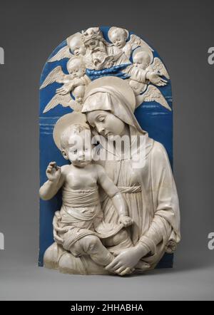 Vierge et enfant ca.1470–75 Andrea della Robbia italienne Andrea était le neveu et disciple de Luca della Robbia, qui développa les glaçures bleues et blanches utilisées sur la sculpture en terre cuite avec laquelle le nom della Robbia est associé.Au moment où il fit la Madonna Lehman, vers 1470-75, Andrea avait pendant quelques années été principalement responsable de la production de la boutique familiale dans la via Guelfa, Florence.Bien qu'il ait été un fidèle disciple du style de son oncle, sa propre personnalité a émergé dans des œuvres comme celle-ci, avec son relief exceptionnellement élevé, dans lequel il a réalisé des formes monumentales sans sacrifici Banque D'Images