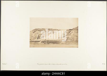 Vue générale des Spéos de Phré et d'Athor, à Abousembil, levier de l'île Mars 29,1850 Maxime du Camp Français la mission de Maxime du Camp en Égypte et au proche-Orient en 1849-51 pour faire une étude photographique des monuments et des sites est bien documentée dans ses écrits et dans ceux de son compagnon de voyage, Gustave Flaubert.Après un premier séjour au Caire, les deux amis ont loué un bateau pour les emmener jusqu'à la deuxième cataracte, après quoi ils ont descendu le fleuve à loisir, explorant les sites archéologiques le long de ses rives.En juillet 1850, ils ont quitté l'Égypte pour la Palestine, la Turquie et la Grèce Banque D'Images