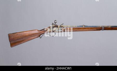 Miquelet fusil de sport pour le Prince Regent du Portugal, João VI (1767–1826) daté du 1802 Jacintho Xavier ce canon de sport miquelette a été fabriqué pour le Prince Regent du Portugal, John/João VI (1767–1826),Qui a régné de 1816 à 1826 en tant que roi du Portugal et de l'Algarve et de 1816 à 1822 en tant que roi du Royaume-Uni du Portugal, du Brésil et de l'Algarve.Fabriqué en 1802 par Jacintho Xavier, maître de l’Arsenal militaire royal à Lisbonne de 1794 à 1808 et par conséquent le premier fabricant d’armes à feu du Portugal, il a été conçu comme l’une des armes de chasse personnelles du Régent.La superbe décoration incrustée d'or du métal p Banque D'Images