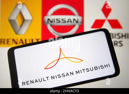 Ukraine.23rd janvier 2022.Dans cette illustration, un logo Renault-Nissan-Mitsubishi Alliance est visible sur l'écran d'un smartphone et les logos Renault, Nissan et Mitsubishi Motors en arrière-plan.(Photo de Pavlo Gonchar/SOPA Images/Sipa USA) crédit: SIPA USA/Alay Live News Banque D'Images