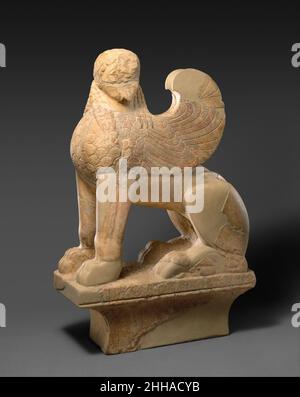 Marble sphinx sur une capitale cavetto ca.580–575 C.-B. grec, Attique inscrit sur la plinthe, je suis le monument de [...]linosCe sphinx et capitale a une fois couronné la grande tombe d'un jeune ou d'un homme nommé Philinos ou Thalinos.Ils appartiennent au type le plus ancien de stèle grave produit à Attica au cours du sixième siècle avant J.-C. stylistiques, le sphinx est lié à des statues telles que les kouros (jeunes) exposés dans la galerie à votre gauche.Il a la même structure à quatre côtés avec des indications rainurées de formes anatomiques et de grandes, plates, stylisées.Au début de la période archaïque, le chabot grec Banque D'Images