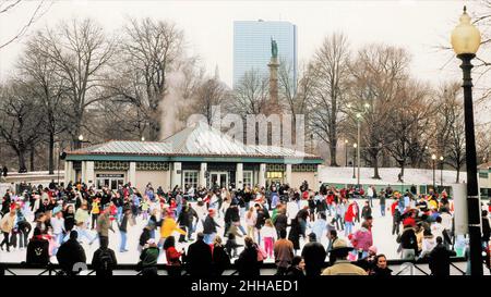 Patineurs de glace dans le Boston Common à Noël Banque D'Images