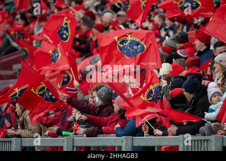 Limerick, Irlande.23rd janvier 2022.Les fans de Munster avec les drapeaux pendant la Heineken Champions Cup, Round 4, Pool B match entre Munster Rugby et Wasps au parc Thomond de Limerick, Irlande le 23 janvier 2022 (photo par Andrew SURMA/ Credit: SIPA USA/Alay Live News Banque D'Images