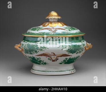 Reen avec couverture (fait partie d'un service) début du 19th siècle chinois, pour le marché américain c'est l'un des porcellains les plus frappants à émerger du commerce américain avec la Chine.Les quatre quadrants du modèle de feuilles et de fleurs appelé Fitzhugh, rendus en émaux verts brillants, servent à contraster et à accentuer le grand aigle éparpillé qui embrase une branche d'olive et un faisceau de flèches dans ses talons.De tels porcellains présentent souvent le bouclier des États-Unis au centre du corps de l'aigle, mais ici le bouclier contient un monogramme ou des initiales, dans ce cas un M, qui auraient l'abeille Banque D'Images