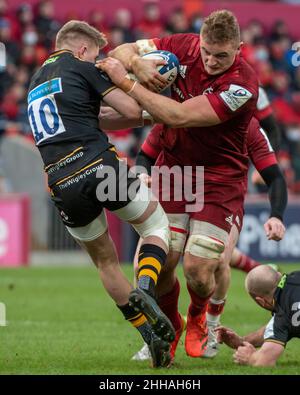 Limerick, Irlande.23rd janvier 2022.Gavin COOMBES de Munster affronté par Charlie ATKINSON de Wasps lors de la Heineken Champions Cup, Round 4, Pool B match entre Munster Rugby et Wasps au parc Thomond de Limerick, Irlande, le 23 janvier 2022 (photo par Andrew SURMA/ Credit: SIPA USA/Alamy Live News Banque D'Images
