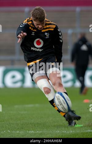 Limerick, Irlande.23rd janvier 2022.Charlie ATKINSON, de Wasps, lance le ballon lors de l'échauffement précédent Heineken Champions Cup, Round 4, Pool B match entre Munster Rugby et Wasps à Thomond Park à Limerick, Irlande, le 23 janvier 2022 (photo par Andrew SURMA/ Credit: SIPA USA/Alamy Live News Banque D'Images