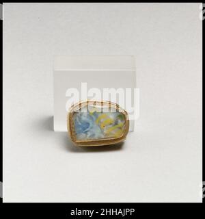 Fragment de mosaïque de verre fin du 1st siècle C.-B.–début du 1st siècle A.D. Roman fragment à parois minces, peut-être d'une incrustation.bleu translucide, blanc opaque et jaune, et incolore.plat, avec deux bords droits formant un coin à angle droit.motif confus de longueurs de mosaïque, y compris une plaie de canne en réseau incolore en spirale avec un fil jaune.poli sur le dessus;piqûres de bulles de surface sur la partie supérieure ; altération en juxtaposition et en irisée crémeuse sur le dessous et les bords.Fragment de mosaïque de verre 257175 Banque D'Images