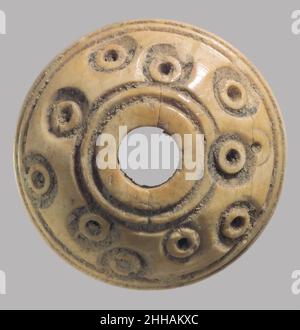 Bouton env.3rd–7th Century A.D. Sasanian ce petit objet osseux a incisé des cercles concentriques autour de ses bords intérieur et extérieur avec de plus petits cercles incisés sur son côté supérieur arrondi.L'inverse de l'objet est plat.Cet objet peut avoir été utilisé comme bouton ou être un tour de broche.La fonction des petits objets trouvés dans les fouilles archéologiques est souvent difficile à identifier car ils sont fréquemment récupérés dans des contextes perturbés, ou auraient été attachés à des objets plus grands qui ont depuis décomposé.Il a été excavé sur le site de Ma’aridh IV dans la région de Ctesiphon et est très similaire Banque D'Images