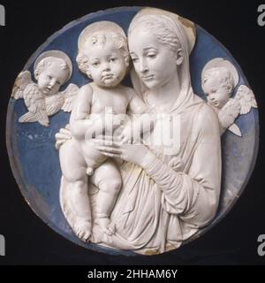 Madonna et l'enfant ca.1480–90 atelier d'Andrea della Robbia Italien la composition de ce tondo est dérivée d'un médaillon d'Andrea della Robbia qui se trouve maintenant au Musée d'Art de Philadelphie.Madonna et l'enfant 200557 Banque D'Images