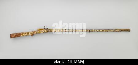 Arme de matchlock fin 18th–début 19th siècle des armes à feu indiennes, Rajasthan ou Lahore ont été utilisées en Inde à partir du XVe siècle et le matchlock est resté le mécanisme d'armes à feu préféré jusqu'à environ 1830.Ce fusil de sport est distinctif pour son stock délicatement peint recouvert de scènes de chasse, d'oiseaux et d'autres animaux, et de paysages.Le canon doré est un chef-d'œuvre de forge, ayant à la fois une section transversale carrée et un alésage carré.Il est signé par le smith Haji Sha'ban, qui a signé deux autres barils sur des armes capturées par les Britanniques à Lahore, dans le nord-ouest de l'Inde (maintenant Pakista Banque D'Images