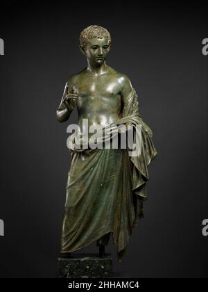 Statue en bronze d'un garçon aristocratique 27 B.C.–A.D.14 Roman cette statue grandeur nature a été trouvée sur l'île méditerranéenne orientale de Rhodes, dont les anciennes villes grecques étaient riches, florissantes centres de commerce et de culture sous les Romains.Avec son visage large et ses cheveux courts, le garçon ressemble à de jeunes princes de la famille d'Auguste, le premier empereur romain, mais il a peut-être été le fils d'un important fonctionnaire romain stationné à Rhodes ou le fils d'un riche grec.L'influence romaine se propagée dans le monde méditerranéen, il y a eu des échanges de mode, de coutumes et de culture.Romains avaient Banque D'Images