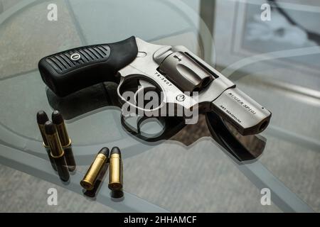 Revolver à double action Magnum Ruger 101 .357 sur une table en verre Banque D'Images